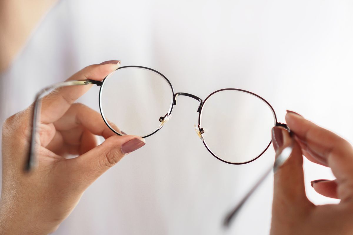 woman-hand-holding-eyeglasses-closeup