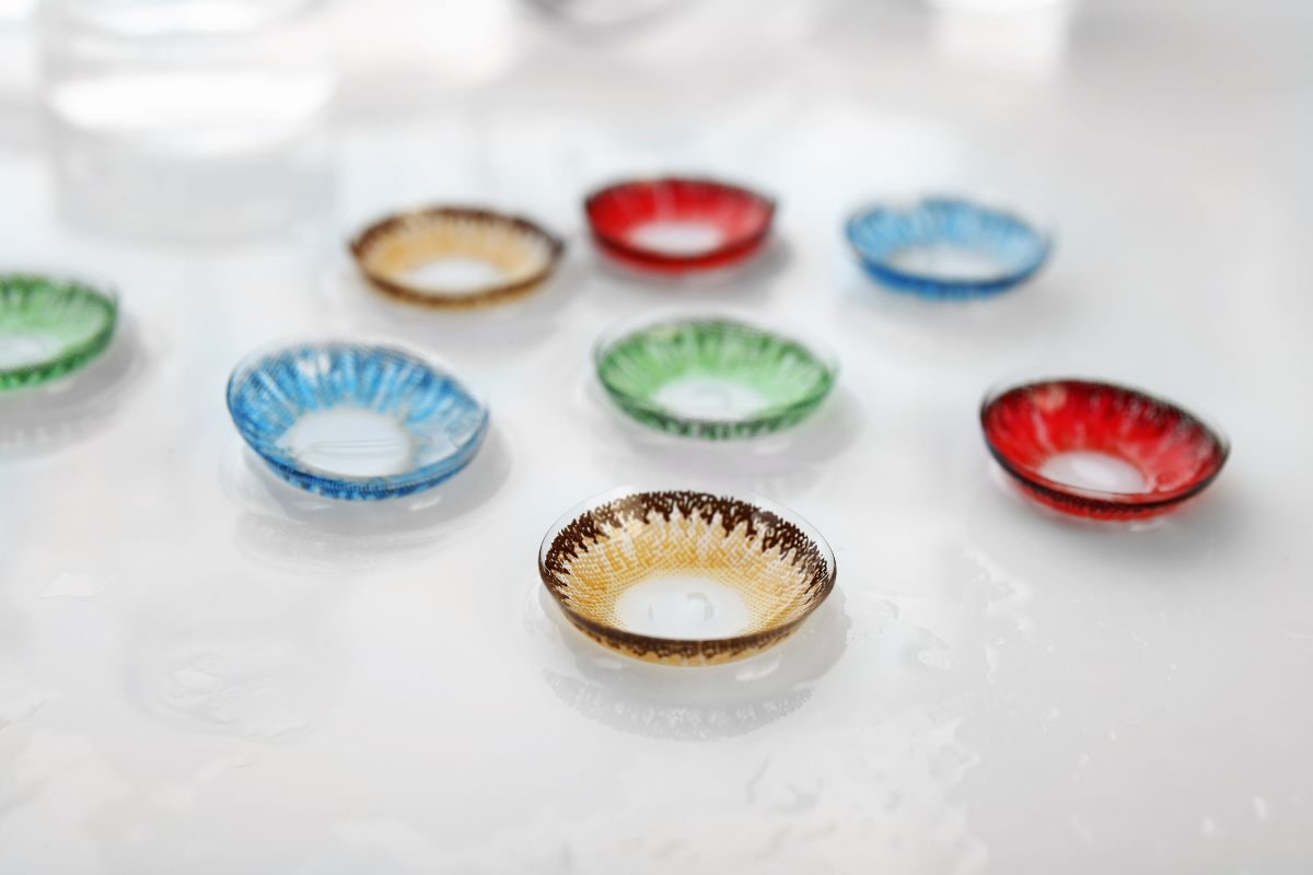 colored-contact-lenses-on-white-background