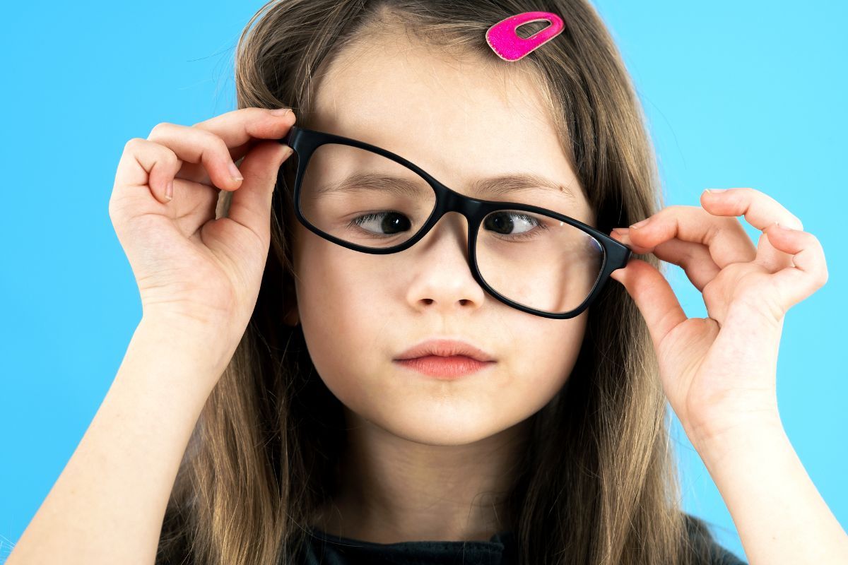 cross-eyed-girl-wearing-glasses