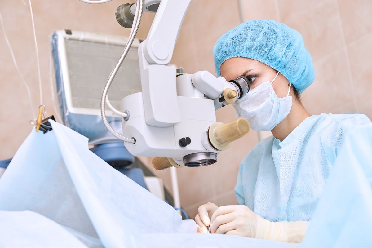 surgeon-performing-an-eye-surgery