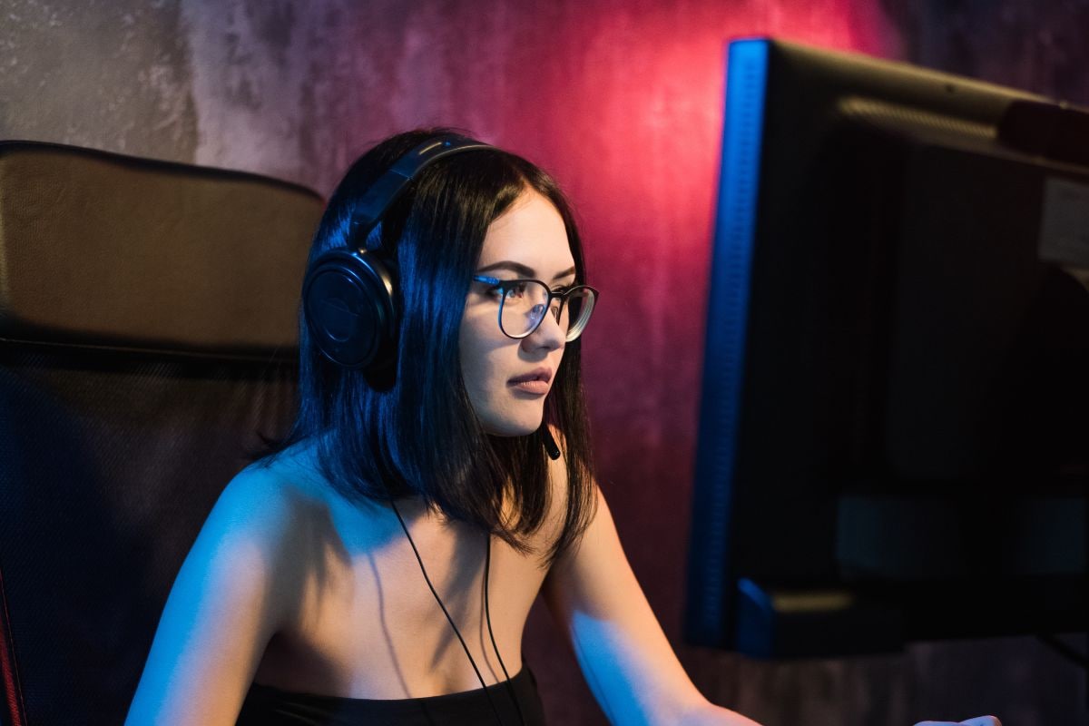 young-gamer-girl-wearing-glasses-in-front-of-computer