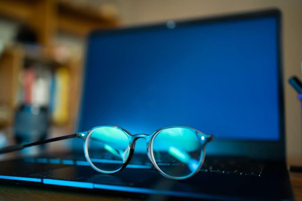 eyeglasses-with-blue-light-filter-can-protect-your-eyes-from-screens