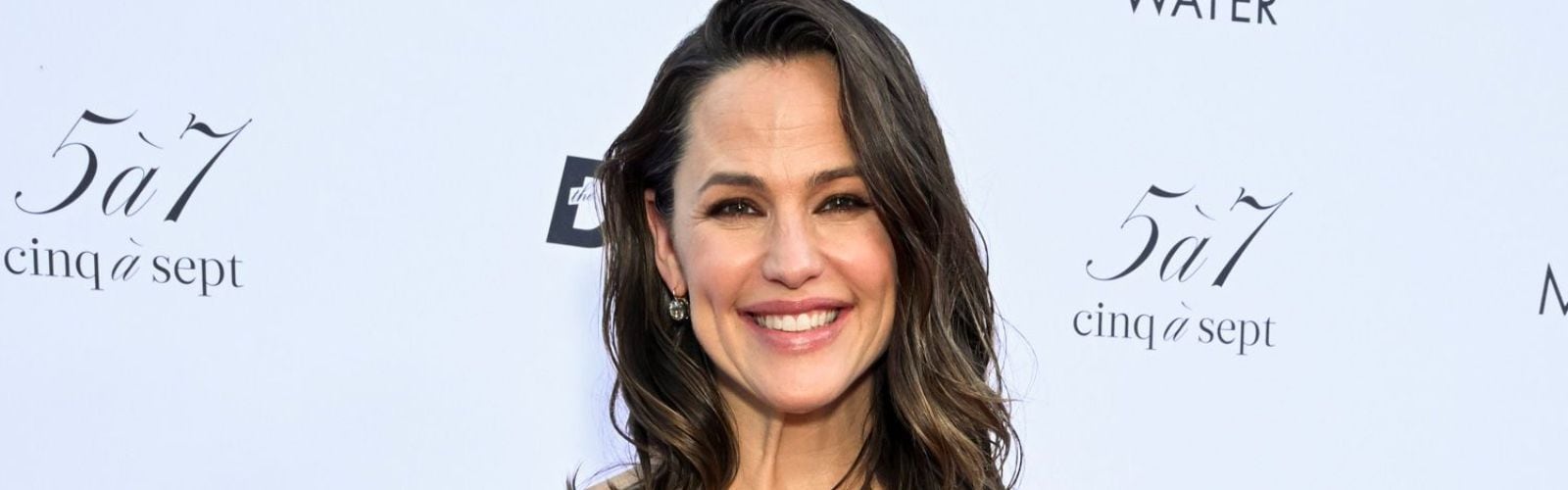 Jennifer Garner Glasses Plus Net Worth, Personal Life, Latest Activities & More