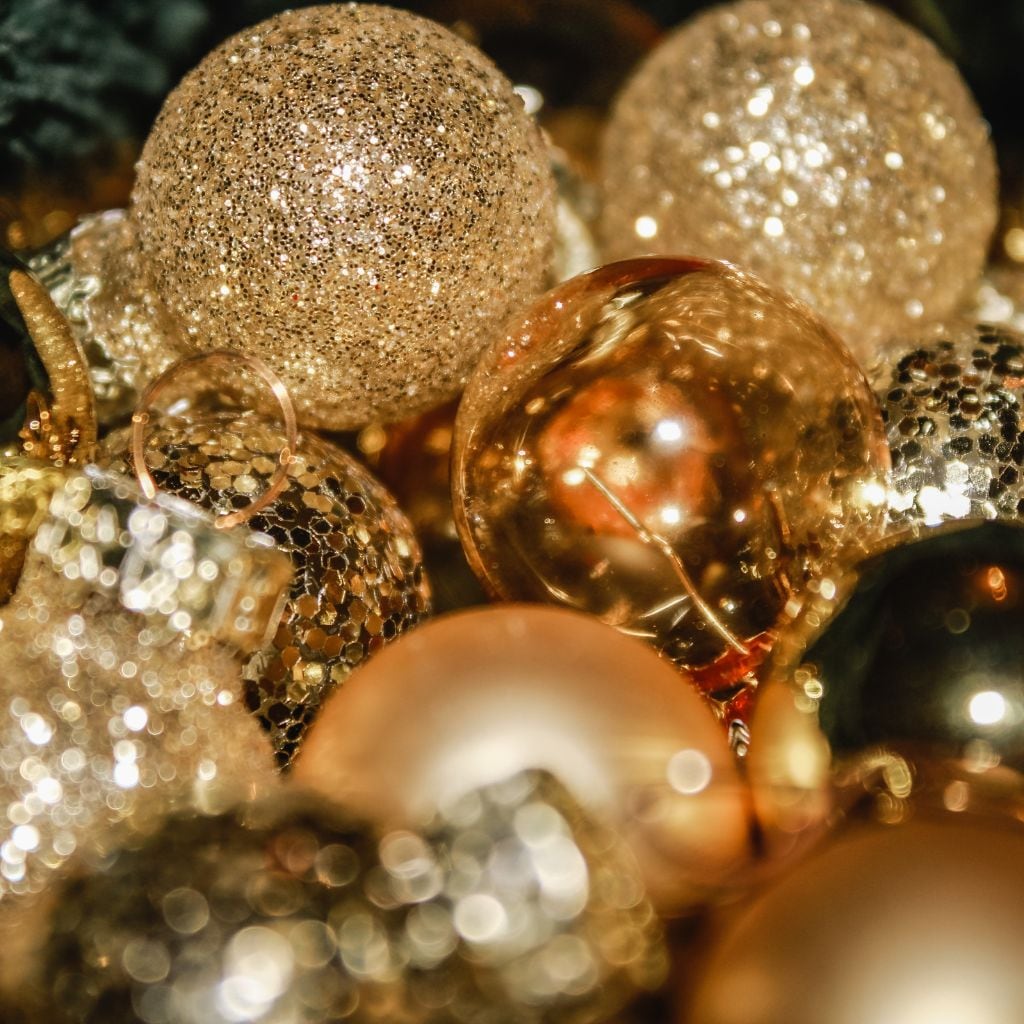 golden-christmas-baubles
